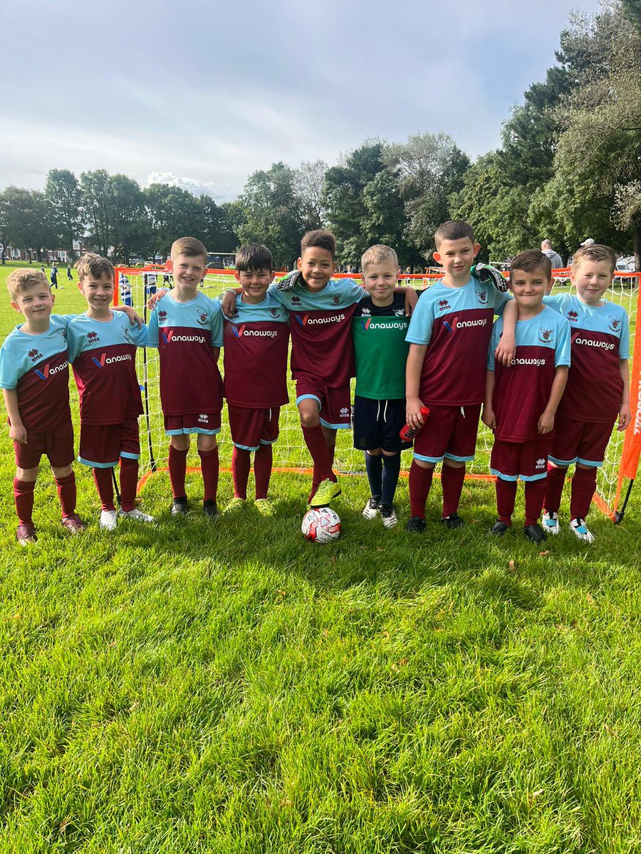 pauliecox1's tweet photo. Things you absolutely love to see on a Saturday morning! ⚽️⚽️ 

Good luck for the forthcoming season 👏👍

#upthellan 

@Llan_UtdJuniors @Vanaways https://t.co/lBwUvRfUNy