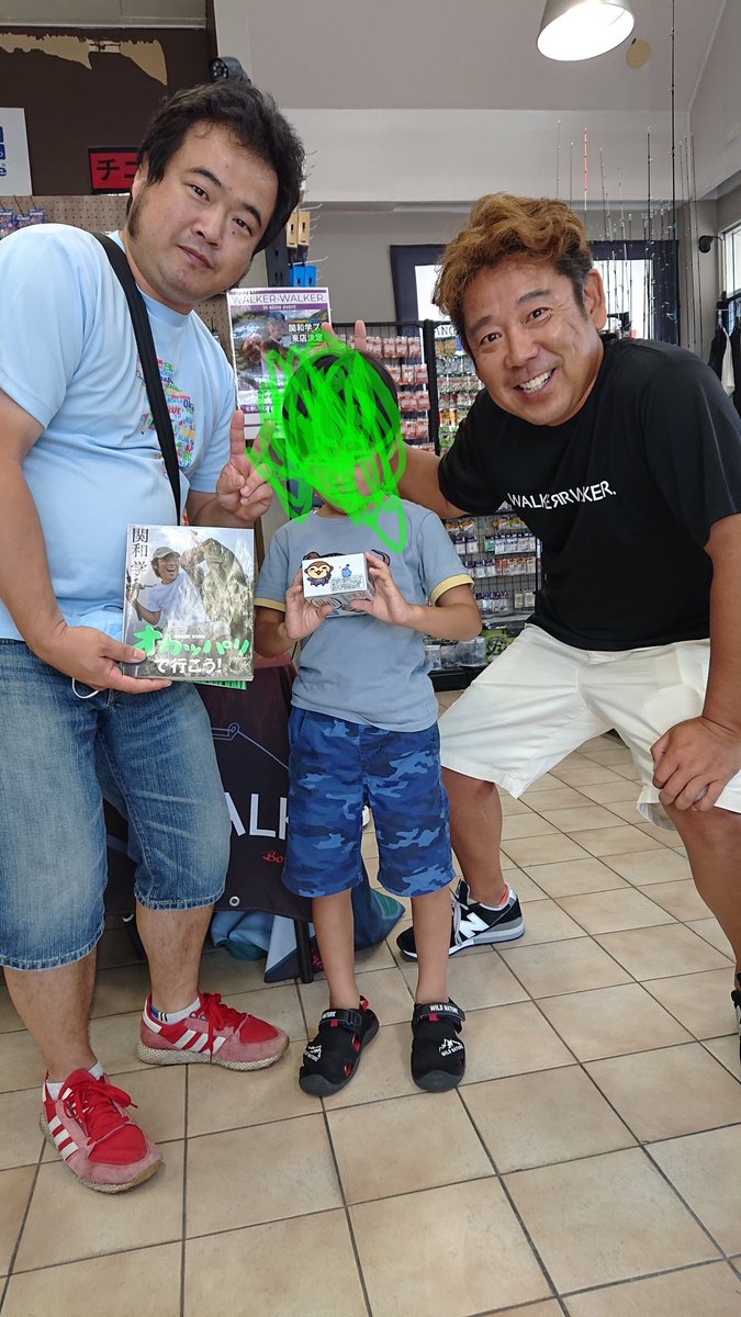 masazone1's tweet photo. マナブマンクローラーで釣った次の日、行橋のALLBULEさんに関和さんが来られるという事で行って来ました😁
マナブマンクローラーのマントにもサインいただいたので殿堂入りさせます。
関和さんありがとうございました🙇
#マナブマンクローラー
#関和学プロ
#ALLBULE https://t.co/78NSbilUtQ