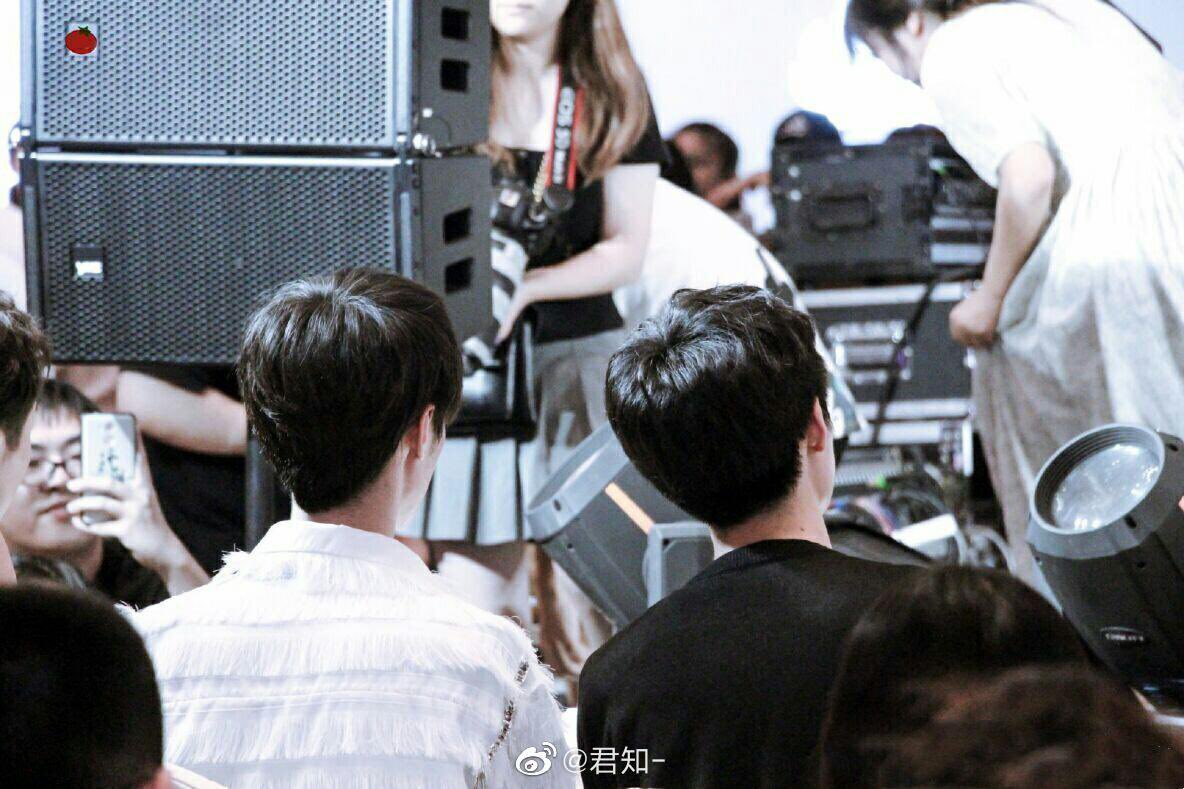 XueXiaoLover's tweet photo. Sticking together 💖
#WangHaoxuan #SongJiyang #XuanYang #qyxy #气宇轩扬 #王皓轩 #宋继扬 https://t.co/Ny811p686v