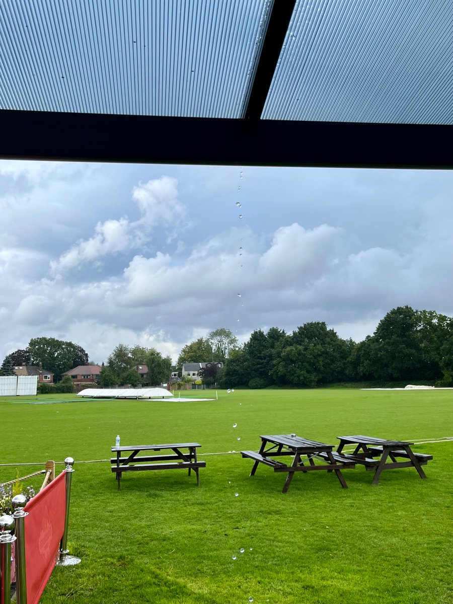 Ceraunic's tweet photo. Cloud watch - it’s peeing down! #cricketproblems https://t.co/qvImhvkjnl