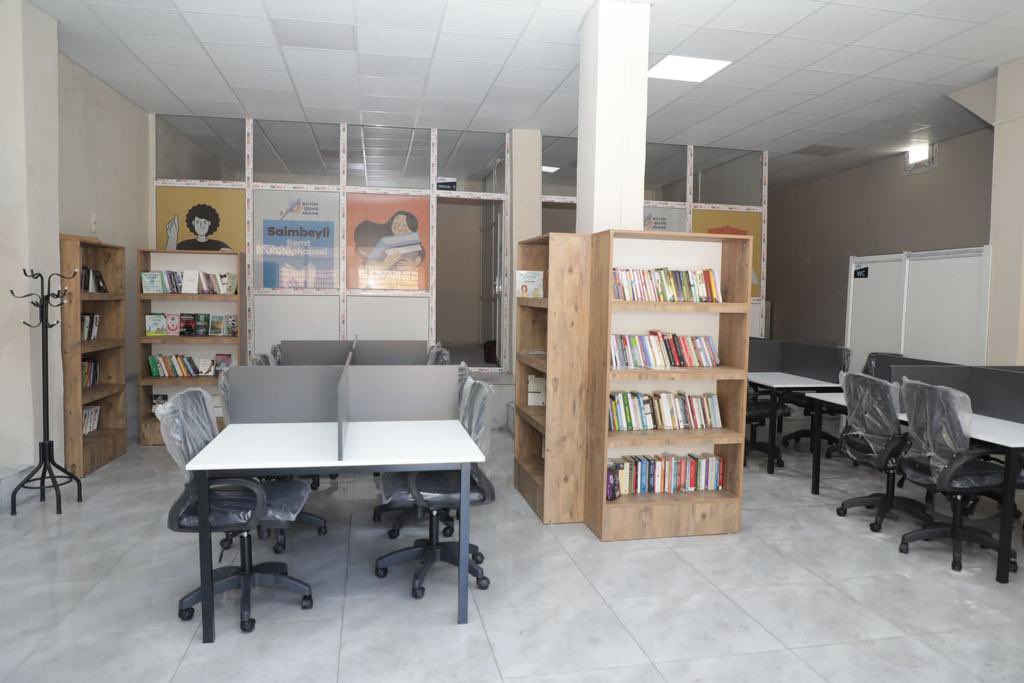 Yeni kütüphaneler açmaya devam ediyoruz. Saimbeyli ilçemize kazandırdığımız kütüphanemizde incelemelerde bulunduk. 1000 kitap kapasiteli ve 35 öğrenciye aynı anda hizmet verebilecek Semt Kütüphanesi Saimbeyli'mize hayırlı olsun.