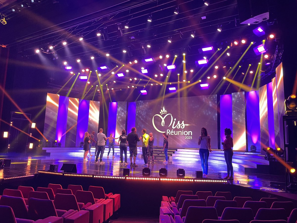 anthoriv's tweet photo. Réglages lumières 4 heures avant le show #MissRéunion2023. La #Team974 sera-t-elle aussi active sur X que sur Twitter pendant la soirée #MissRéunion ? https://t.co/9yFfByUbHT