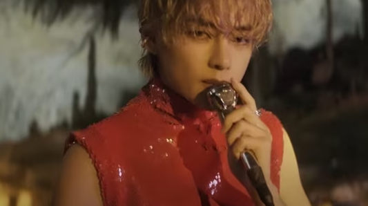 AboutMusicYT's tweet photo. Biggest songs by kpop artists last week worldwide (Billboard Global 200):

1. Jungkook - Seven
2. NewJeans - Super Shy
3. V - Love Me Again
4. V - Rainy Days
5. NewJeans - ETA
6. FIFTY FIFTY - Cupid
7. Jimin - Like Crazy
8. NewJeans - New Jeans
9. (G)I-DLE -  Queencard
10. NewJeans - OMG