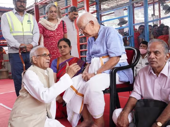 suryakantvsnl's tweet photo. सुप्रीम कोर्ट में राम मंदिर की लड़ाई लड़ने वाले बुजुर्ग वकील के. परासरण परिवार के साथ अयोध्या दौरे पर आए, रामलला के दरबार में हाजिरी लगाई. उन्होंने निर्माणाधीन राम मंदिर का निरीक्षण करने के बाद दर्शन पूजन किया. श्री राम जन्मभूमि तीर्थ क्षेत्र ट्रस्ट के महासचिव चंपत राय ने जानकारी दी है कि दिव्य राम लला मन्दिर का भूतल और गर्भ गृह बनकर तैयार हो गया है. अगले साल मकर संक्रांति से 25 जनवरी तक चलने वाले धार्मिक अनुष्ठान के बीच राम लला की प्राण प्रतिष्ठा की जाएगी.