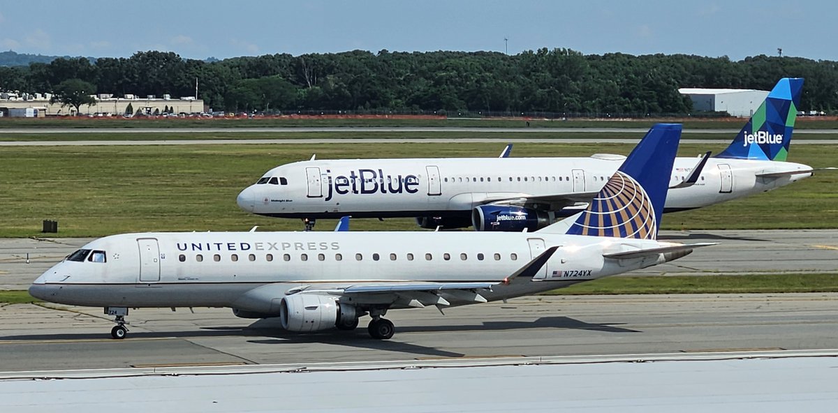 IFlyRhodeIsland's tweet photo. Starting the weekend like.... ✈️ 

#FlyPVD #weekendvibes https://t.co/LHyWZgZTsA