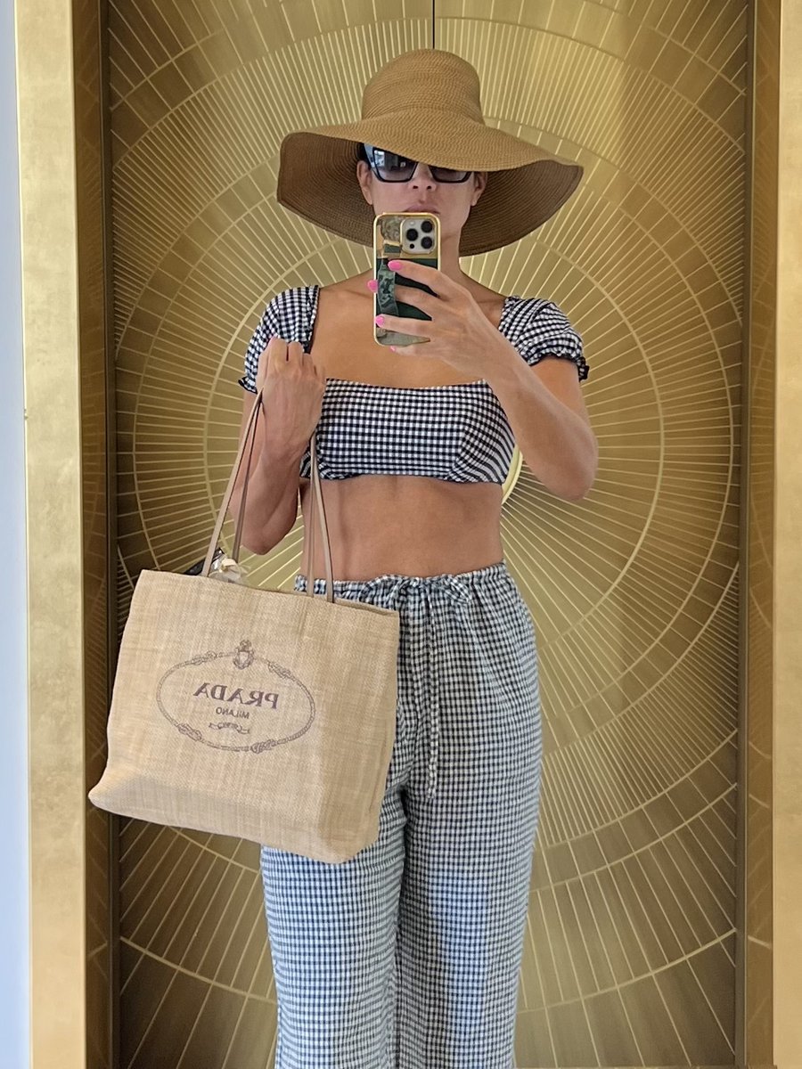 veronicawebb's tweet photo. The most perfect outfit for a comfy day running errands and walking around Monte Carlo ❤️ https://t.co/jY8C4113xh
