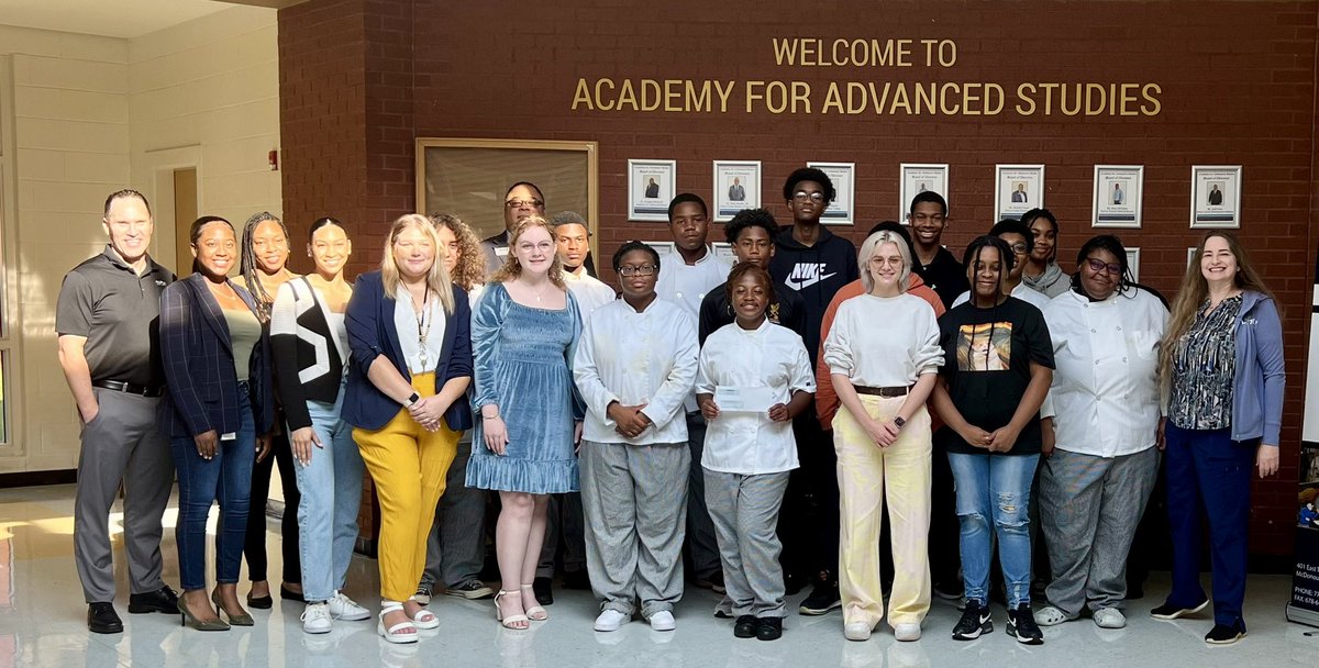 AAS_HCS's tweet photo. @ALPLApackaging delivers $10,000 STEM grant award to fund a collaborative Farm-to-Table project that will include culinary arts, @MsSuttonAASFFA, and environmental science. #associateexperience #empoweringtomorrow @DLinnBwell @Toni_Collie @sheppard06 @shaykele78 https://t.co/5BTXrjo3df