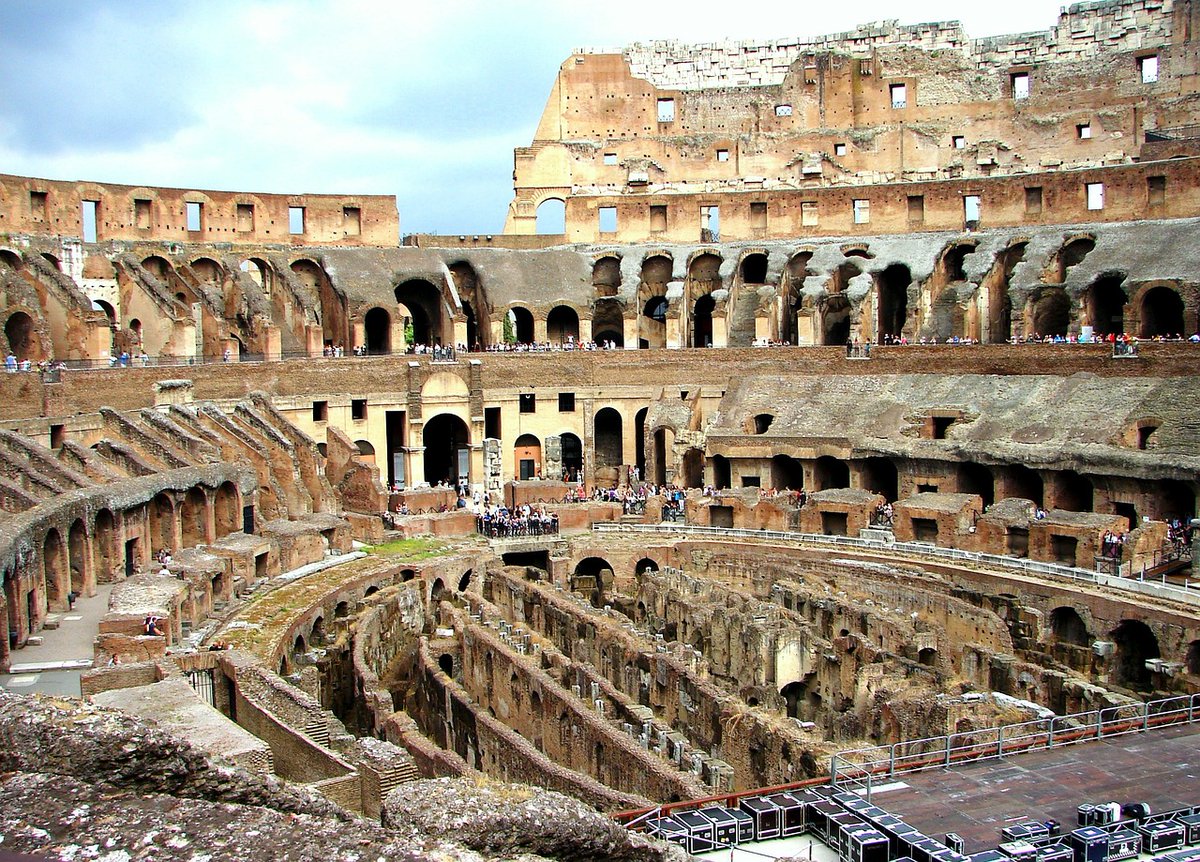 Interno del Colosseo. Passeggiare tra le orme enormi e malinconiche del passato 🤩❤