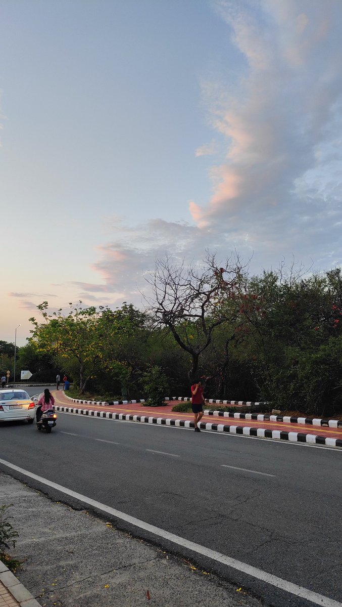 onlybhanu's tweet photo. सांस में सौरभ, तुम्हारे वर्ण में गायन भरा है, 
सींचता हूँ प्राण को इस गंध की भीनी लहर से, 
और अंगों की विभा की वीचियों से एक होकर 
मैं तुम्हारे रंग का संगीत सुनता हूँ   
@RamdhariDinkar_  @JNU_Photos https://t.co/aSTHzaArFv