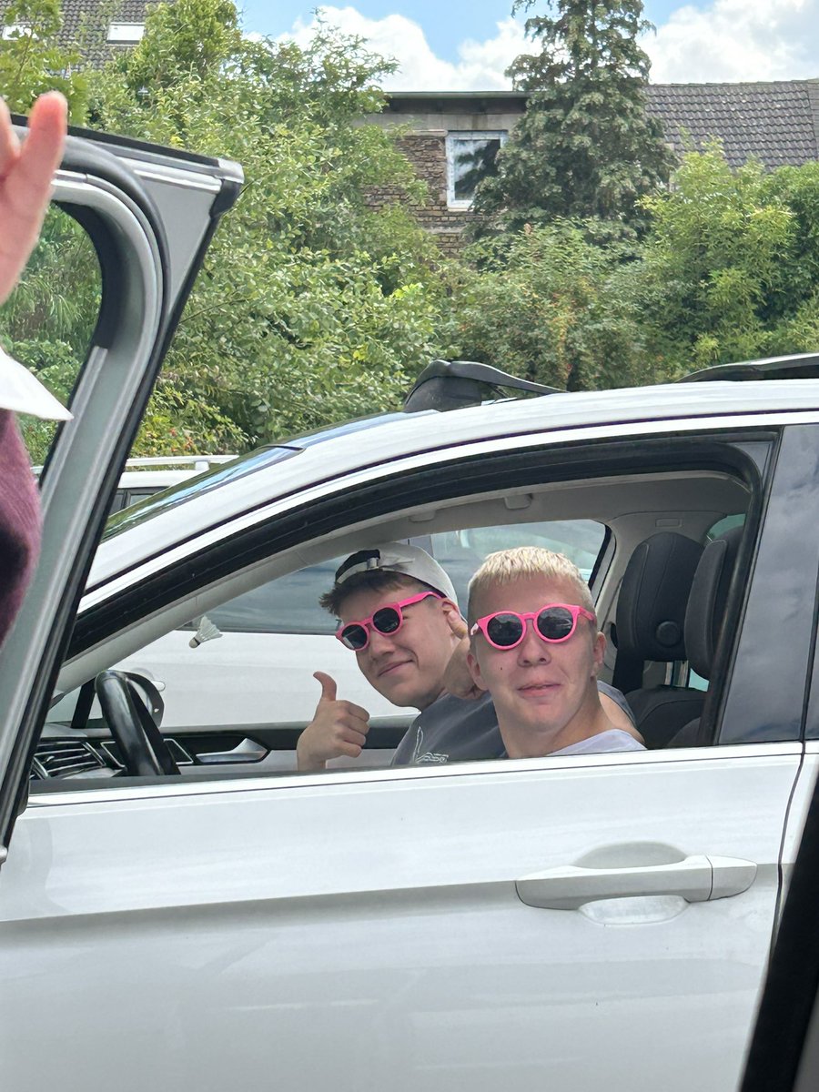 HAHAHHA <a href="/tillv1_/">tillv1_</a> &amp; <a href="/JomamsFn/">Jonas</a> rocken die Brillen