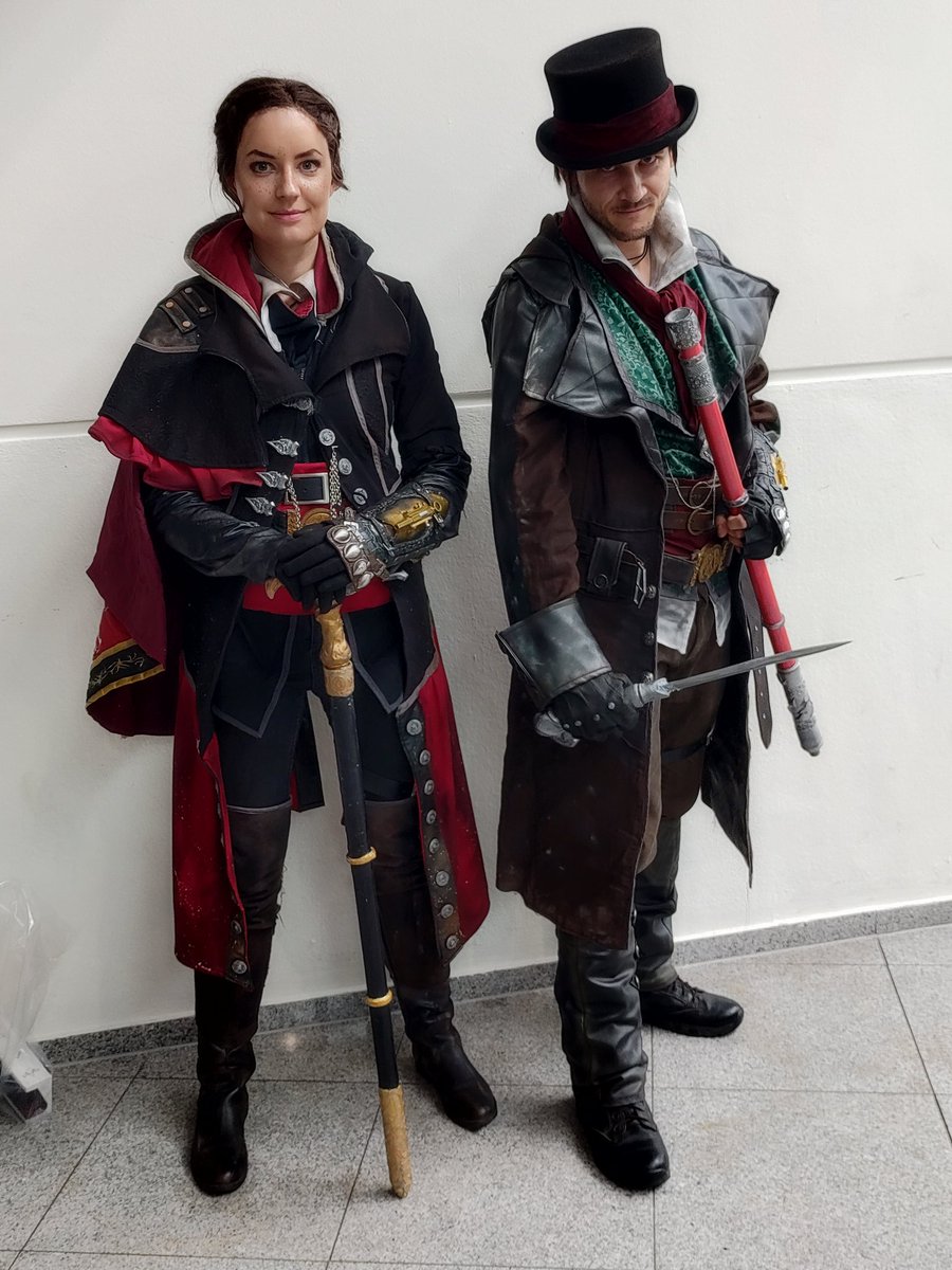 NanaOneNet's tweet photo. Can't decide who wore it better 🥵 #gamescom2023 #Gamescom #cosplay https://t.co/tgkXV1QGUu