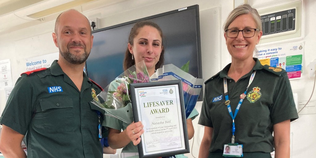 We couldn't be prouder of Natasha who has been awarded a life saver certificate after performing CPR when someone went into cardiac arrest in the community!👏 

Her quick thinking and bravery saved a life ❤️
 
#Hero #LifeSaver #HeroesAmongUs #TeamIOWNHS