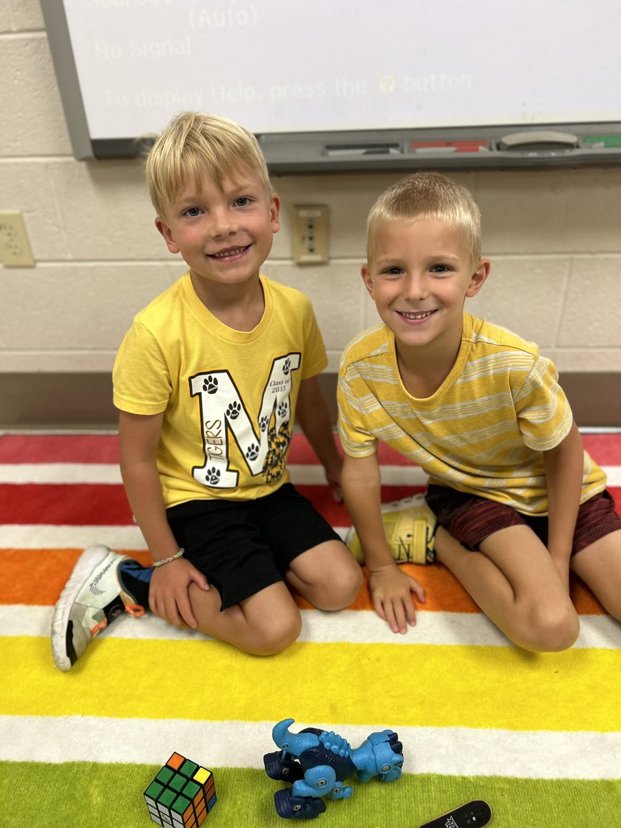 Amylmccann's tweet photo. Fridays mean black and gold! #1stgrade #MurraySchools https://t.co/zJyYFUimV2
