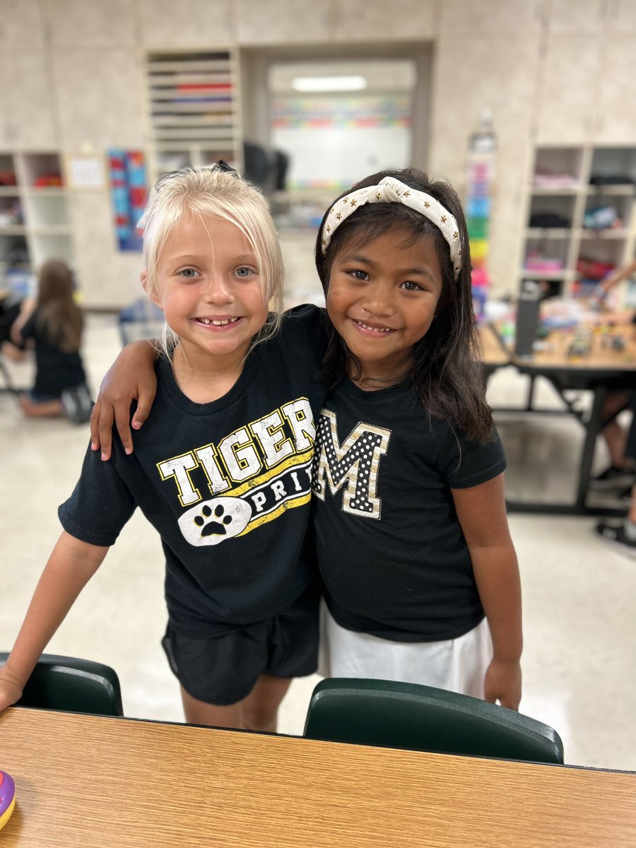 Amylmccann's tweet photo. Fridays mean black and gold! #1stgrade #MurraySchools https://t.co/zJyYFUimV2