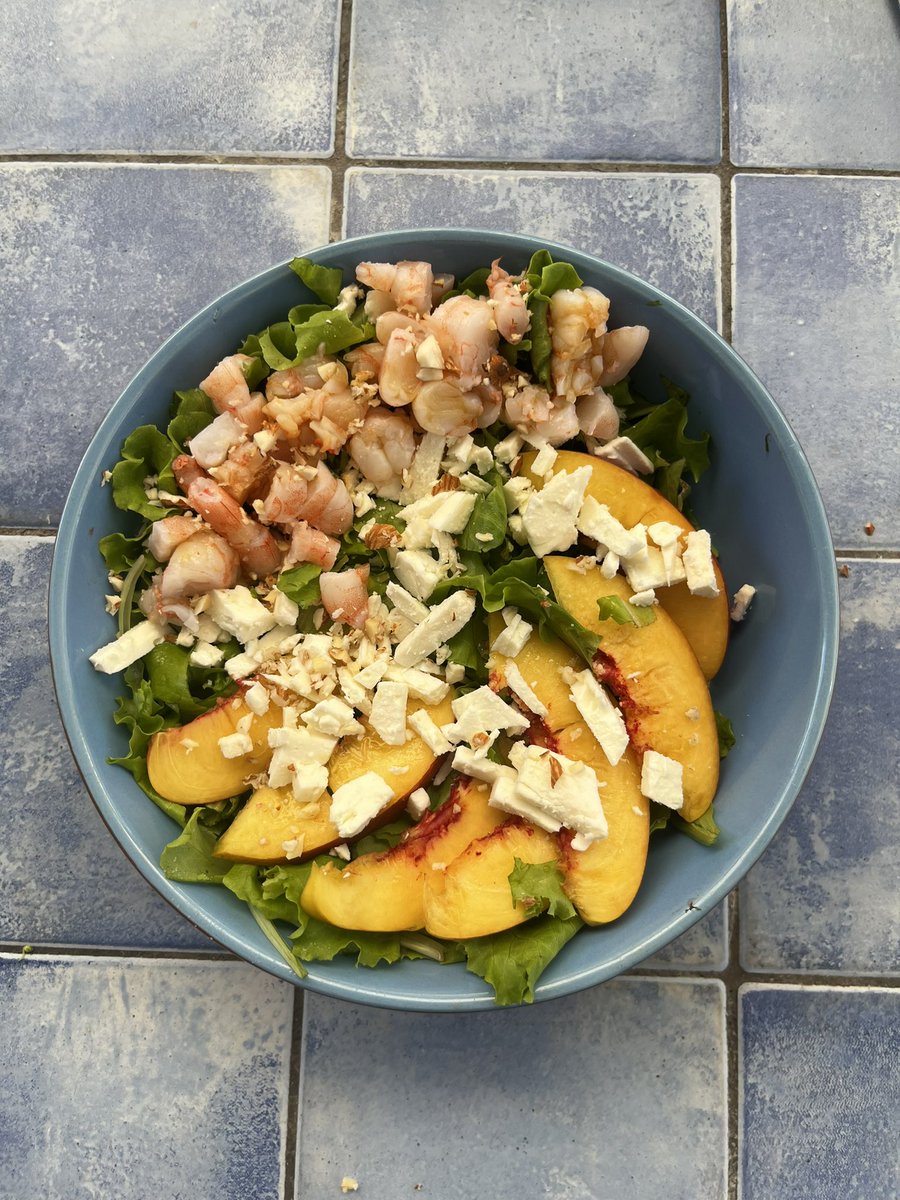 todays lunch :3
salad with shrimps, soy sauce, peach, light greek cheese and some chopped almonds 🥗
#wieiad #mealinspo #mealspo
