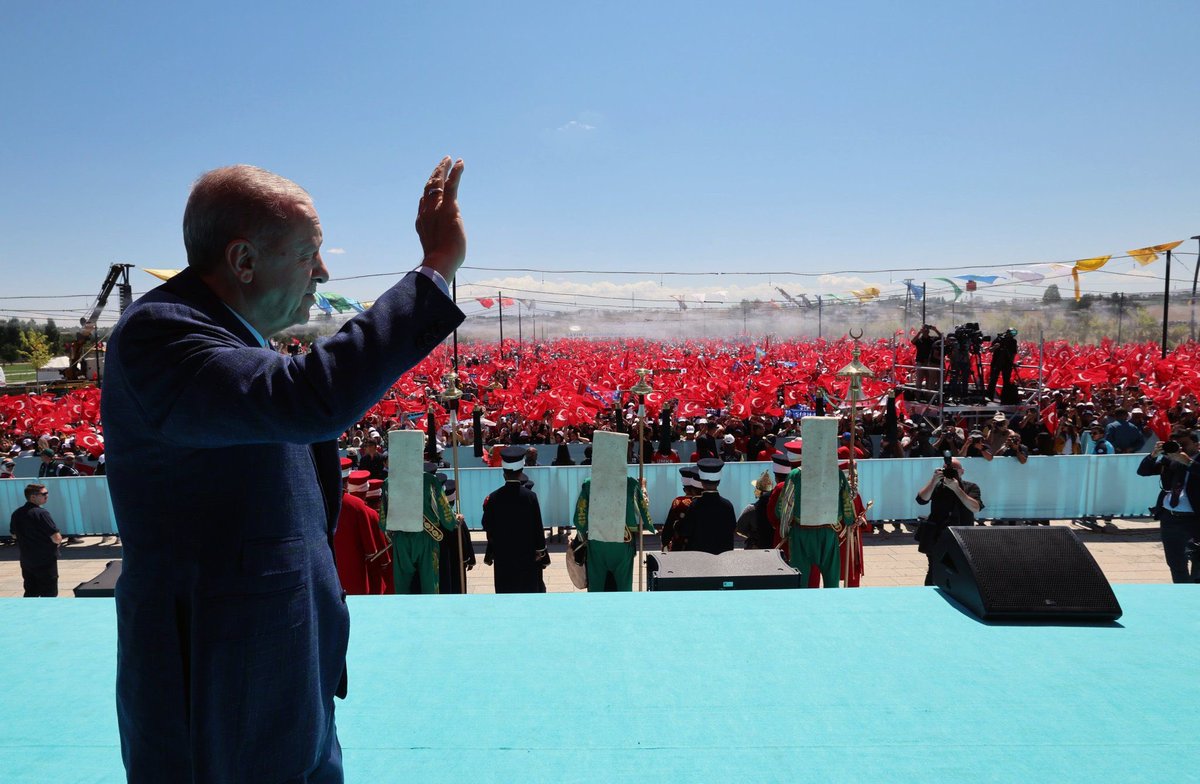 akaraismailoglu's tweet photo. Malazgirt Zaferi'nin 952. yıl dönümü kutlamalarında Cumhurbaşkanımız Sn. @RTErdogan ile birlikte Malazgirt'teyiz. 

Anadolu’nun kapılarını milletimize sonsuza kadar açan, bu toprakları bizlere vatan olarak miras bırakan Sultan Alparslan’ı ve şanlı ecdadımızı bir kez daha rahmet, minnet ve saygıyla anıyorum.