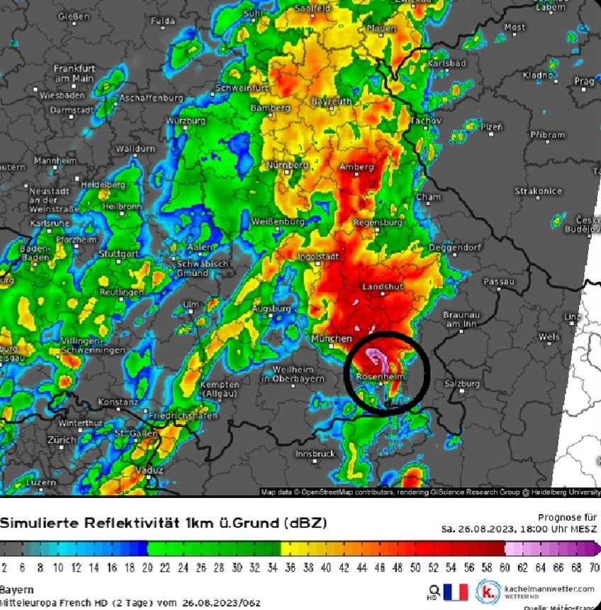 StormchaserAlp1's tweet photo. Da heute fast einheitlich alle Modelle 1 - 2 Superzellen in Südbayern berechnen hab ich mich im Bereich Rosenheim positioniert. In der Ferne sieht man bereits den Komplex, der sich formiert. Ich halte euch auf dem laufenden. Passt auf euch auf⚠️⚠️ @Kachelmannwettr https://t.co/iMeohRWnAf