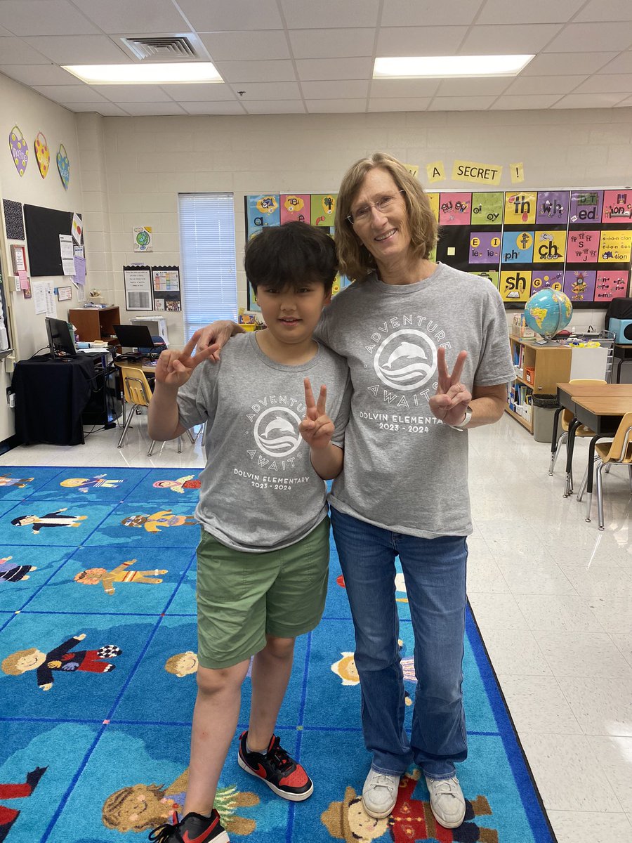 #twinning! Thank you <a href="/DESFforSuccess/">Dolvin Foundation</a> for our awesome shirts this year 💙 <a href="/riverasl3/">Riveras</a>