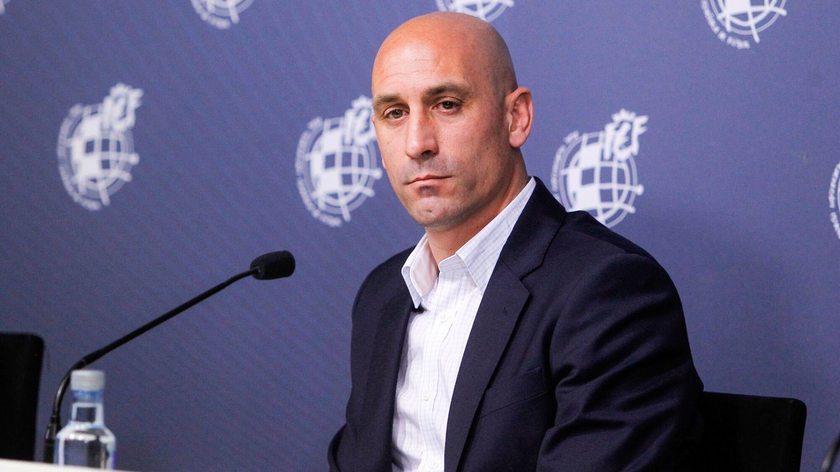 ActuFoot_'s tweet photo. 🚨💣 OFFICIEL ! La FIFA 𝗦𝗨𝗦𝗣𝗘𝗡𝗗 Luis Rubiales "de toutes activités liées au football aux niveaux national et international" !

Cette suspension est valable pour une durée de 90 jours, "dans l'attente de la procédure disciplinaire ouverte contre M. Luis Rubiales le jeudi 24 août".