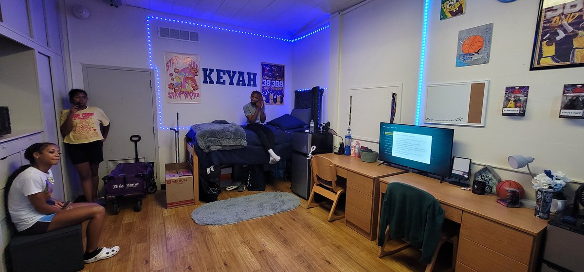 KillaKam_00's tweet photo. Move In Day🙌🏼📚🏀  #roomies
@rikeyah4 https://t.co/XIQHG1ozCI