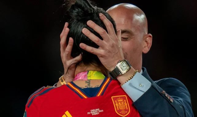 lnstantFoot's tweet photo. 🚨💣 BREAKING ! La FIFA décide de SUSPENDRE Luis Rubiales de « toutes fonctions relatives au football au niveau national et international » suite à la grande polémique l’entourant. 

La suspension durera un minimum de 90 jours.

Également, le président de la fédération espagnole est interdit d’entrer en contact avec Jennifer Hermoso ainsi que son entourage.