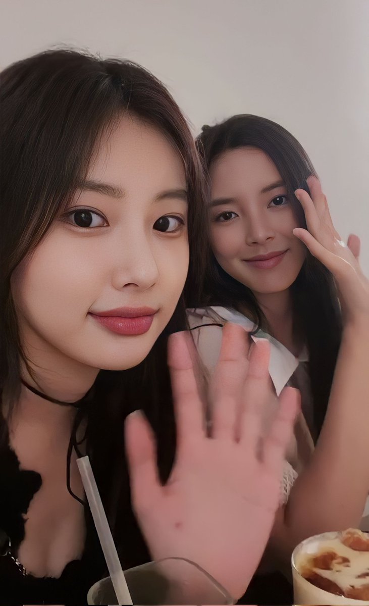 hyemsta's tweet photo. hyewon &amp; suhyun 🐰🦊 https://t.co/QugiVAQ7rx