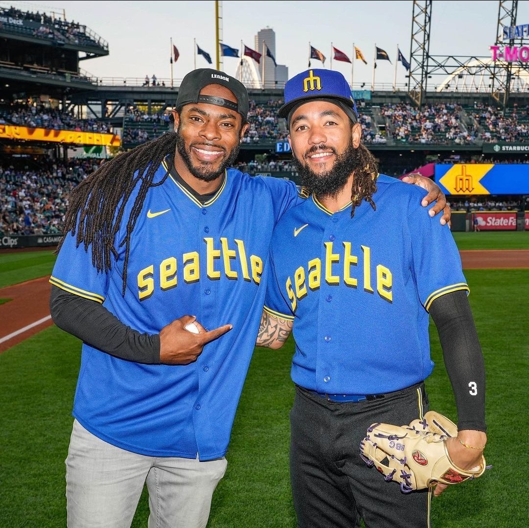 Music_City_SH's tweet photo. @RSherman_25 tossed out the first pitch at the @Mariners game Friday night. I believe he told @jp_crawford he could become an hornory member of the #LegionOfBoom if he bashes a doret pitch home run #GoMariners #YouGottaLoveTheseGuys #FirstPlace https://t.co/ZJJMaefEAT