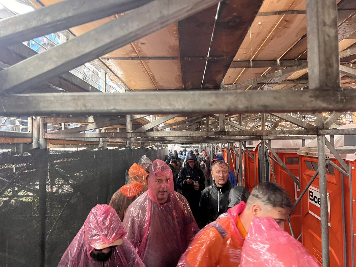 MP131's tweet image. Cosy behind #DutchGP