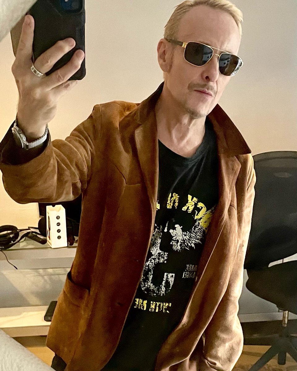 TradeMarkArt's tweet photo. Thank you @Christouch291 @athertoncox for another perfect haircut and always a pleasure to talk #bowie with @coxymoron66 #perfecthaircut #athertoncox https://t.co/Adu7Tevl3r
