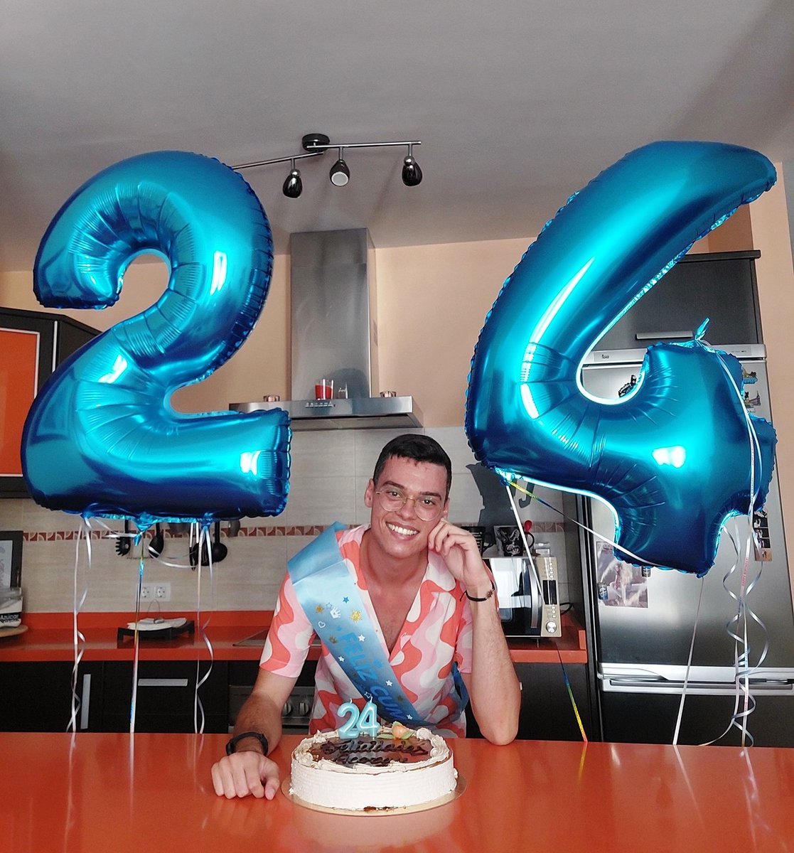 acoray_cabrera's tweet photo. El Martes fue mi 24 cumpleaños y no subí fotitos por aquí. Más vale tarde que nunca, no? 🎂🎉✨️ https://t.co/ls6waEOlvj