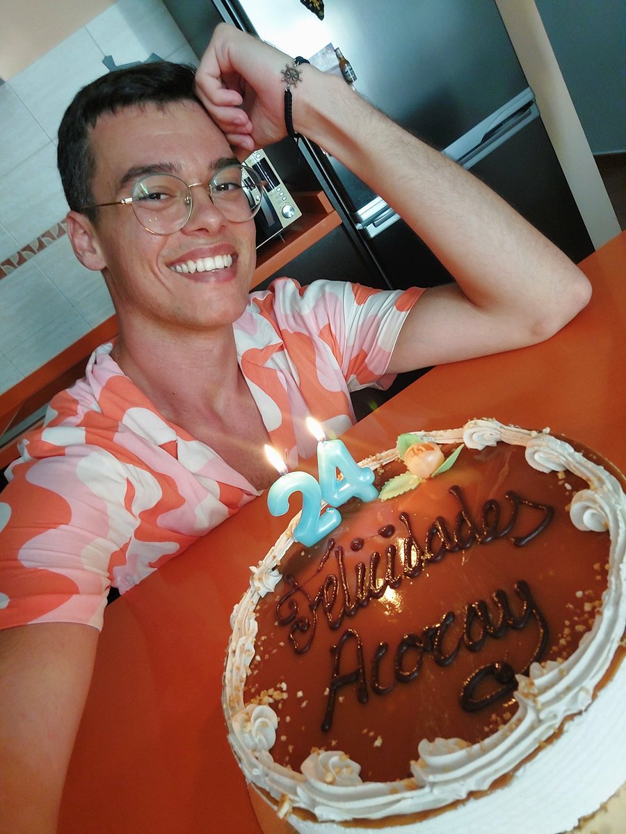 acoray_cabrera's tweet photo. El Martes fue mi 24 cumpleaños y no subí fotitos por aquí. Más vale tarde que nunca, no? 🎂🎉✨️ https://t.co/ls6waEOlvj