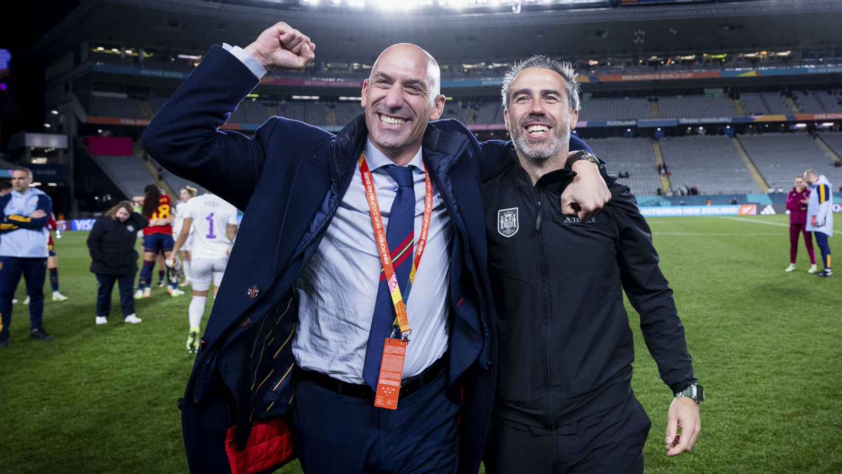 FonsiLoaiza's tweet photo. La FIFA acaba de suspender al machista de Luis Rubiales durante los próximos 90 días. Los jugadores de la selección masculina siguen sin mandar un mensaje de apoyo a Jennifer Hermoso. https://t.co/YkWVPA1DMw