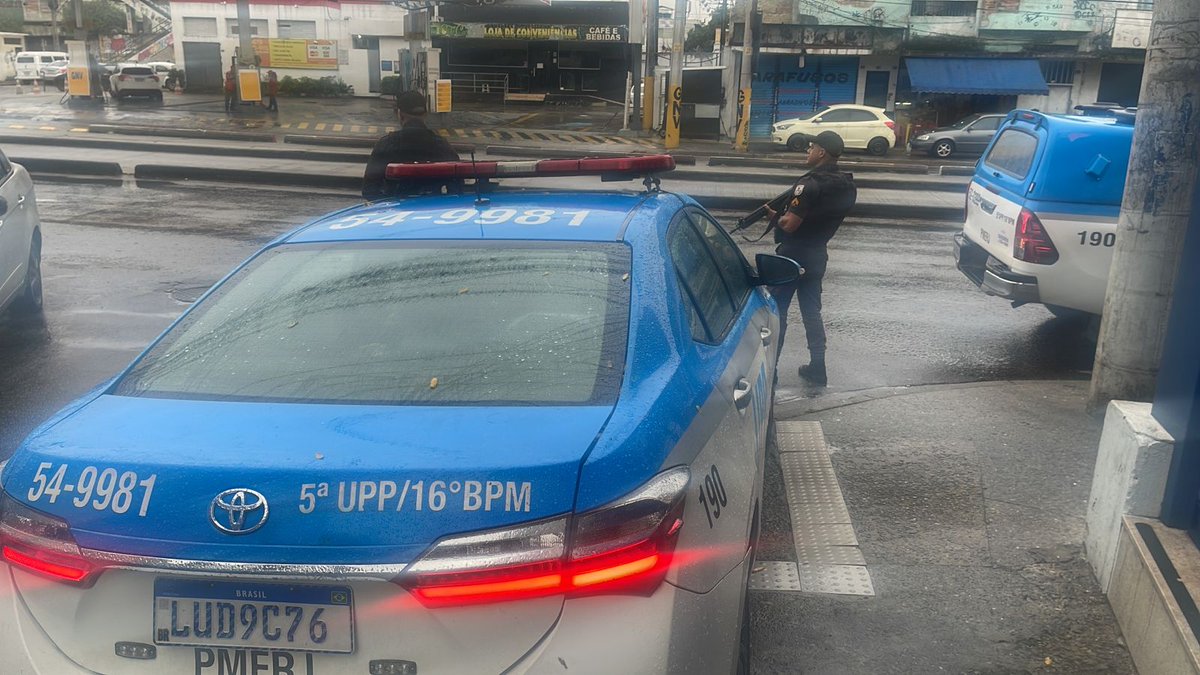 PMERJ's tweet photo. Policiais da #UPPChatuba estão a postos na Avenida Brás De Pina com Rua do Cajá, no bairro da #Penha, Zona Norte da cidade do Rio de Janeiro. https://t.co/cM3raTmI11