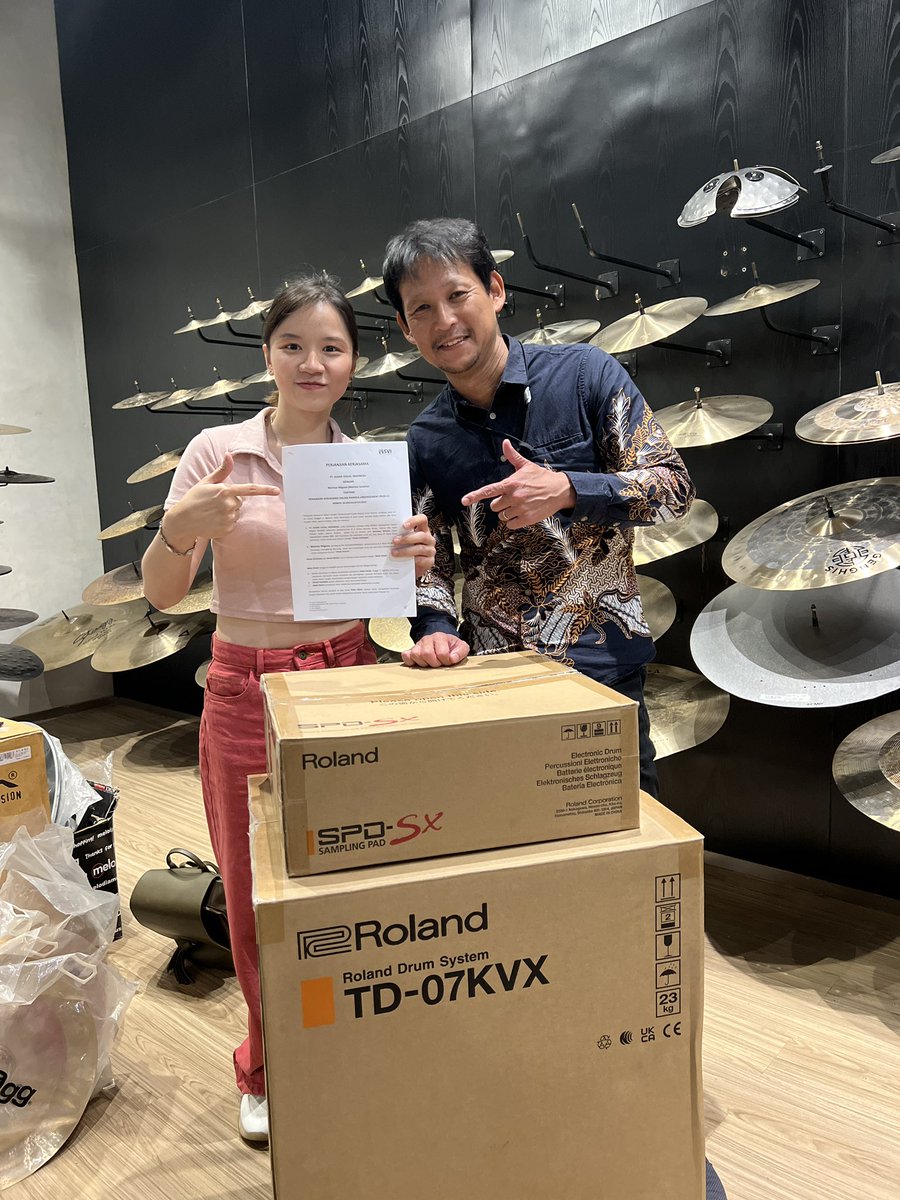 MarissaSutanto's tweet photo. Semenjak masih di toko musik, isi otak udah pengen bangetttt masukin sampling panciii 😋😋
.
Masukin sampling apalagi yaaa Panciers??😁🤔🥳 https://t.co/sF8566mSXW