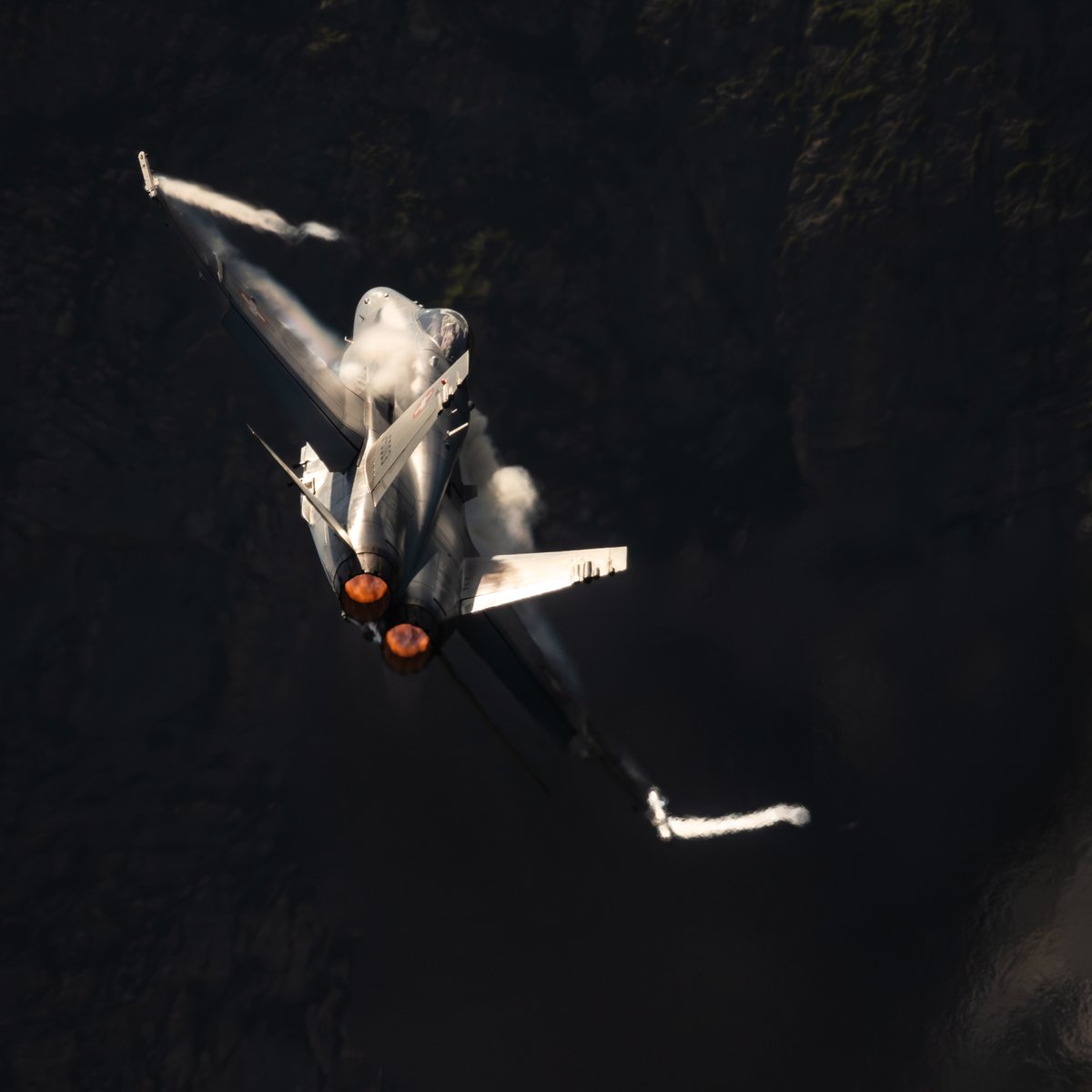 mrmoser1983's tweet photo. Boeing (McDonnell Douglas) F/A-18C Hornet
J-5003๐จ๐ญ
(MSN SFC04 1320 - 1st Flight: 1997)
๐ทCanon EOS 7D Mark II + EF 300mm f/2.8 IS II USM + Canon Extender EF 2X III
๐#Mollis #LSZM๐จ๐ญ https://t.co/CtXKcGzqq4
