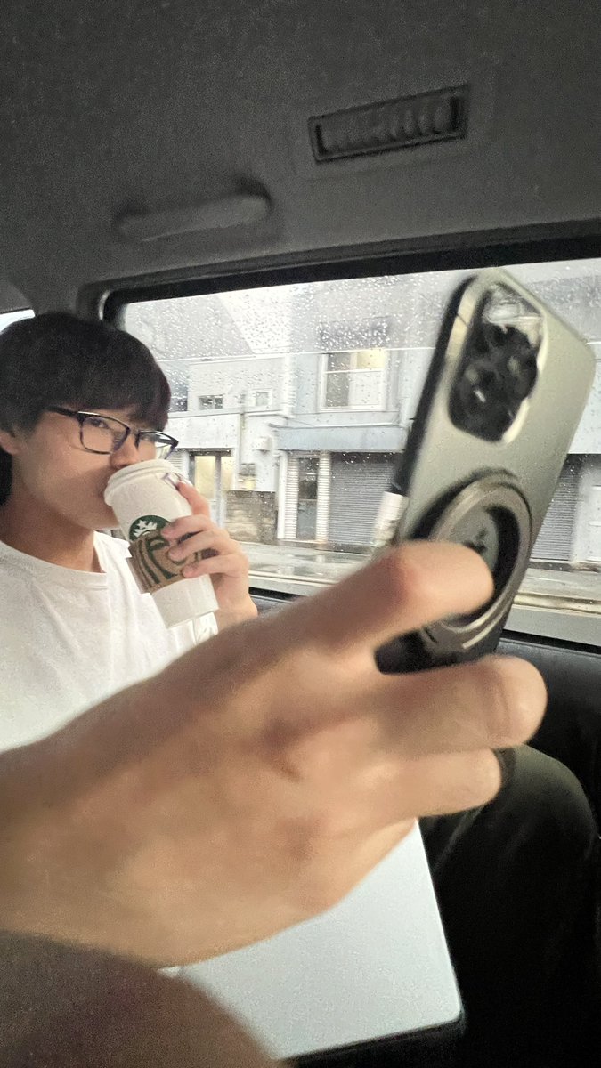 show_w_w's tweet photo. 自撮りする弟をとる兄ww https://t.co/p5rIHPEpDo