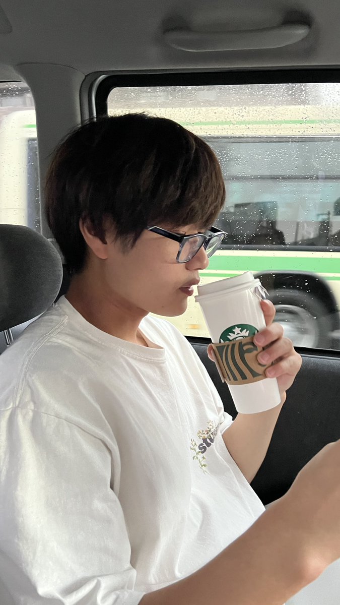 show_w_w's tweet photo. 自撮りする弟をとる兄ww https://t.co/p5rIHPEpDo