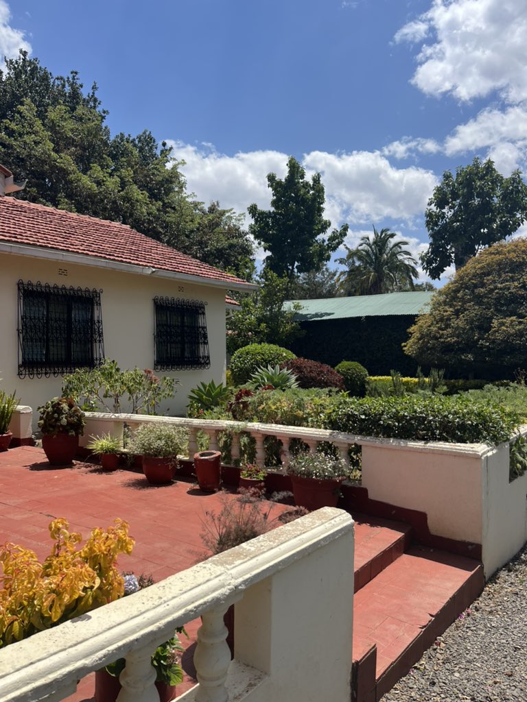 Jak jsem slíbila, tak pokračuji v mém reportu. První dny v Nanyuki pro mě celkem nešťastné, protože jsem onemocněla, ale navštívili jsme CETRAD což byla pro nás klíčová instituce a hlavně John, který nám byl vždycky oporou a vždycky nablízku.