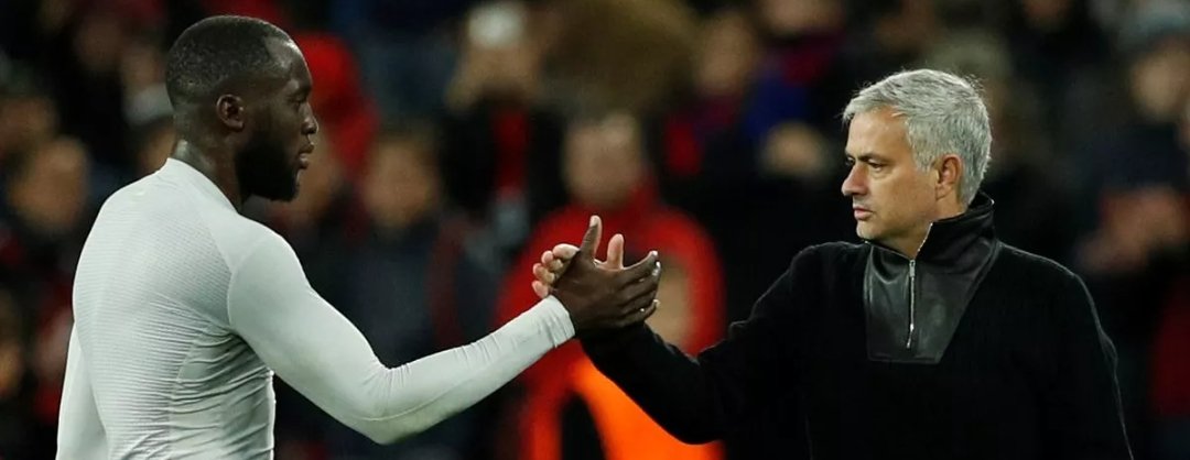 Si tratta con la volontà di tutte le parti verso accordo totale. Prestito oneroso a €5m senza obbligo di riscatto tra i due club e giocatore pronto a ridursi a €7-8m l'ingaggio. Un grande colpo di mercato che mette tutti d'accordo. Sempre più vicini. <a href="/SkySport/">skysport</a> 
#Lukaku 🔥🔥