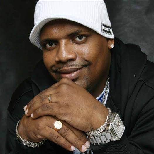 choquei's tweet photo. 🚨URGENTE: Morre MC Marcinho aos 45 anos. O funkeiro era conhecido pelos hits “Glamurosa” e “Rap do Solitário”.

A informação foi confirmada pelo hospital. https://t.co/b7B8PdRum0
