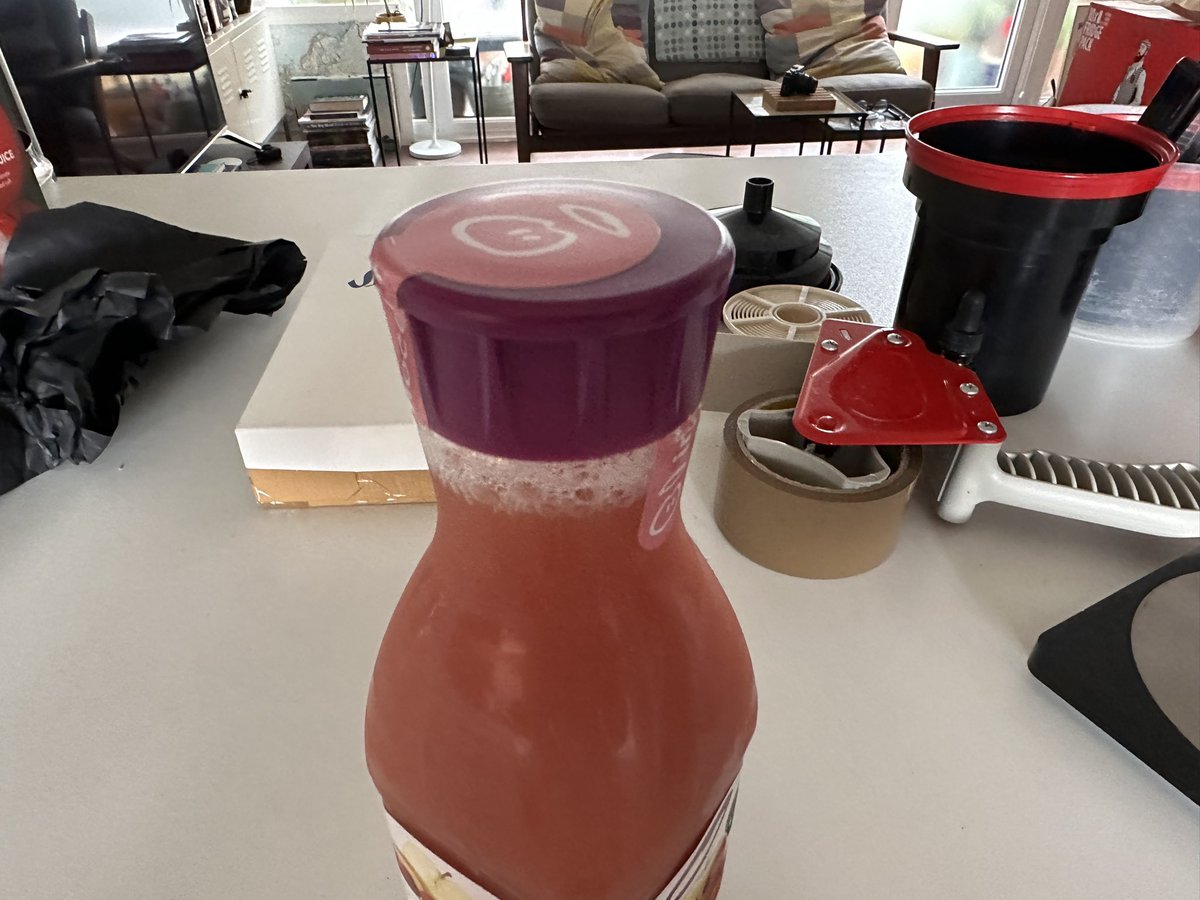iwuvwoo's tweet photo. @gorillasapp Then the order comes and the cap on the juice is not sealed. You can see the seal does not even match up at it’s tightest. https://t.co/vgukc1QtAe