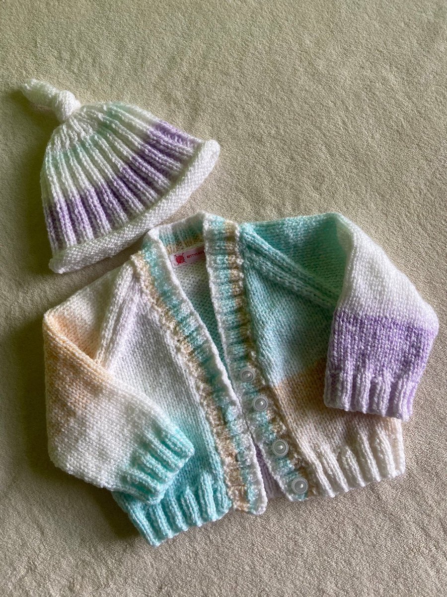 etsy.com/listing/120008…
Pastel rainbow knit baby cardigan and knot top hat set size 0-3 months 👶🧶
#MHHSBD #etsyshop #handmadebabygifts #shopsmall