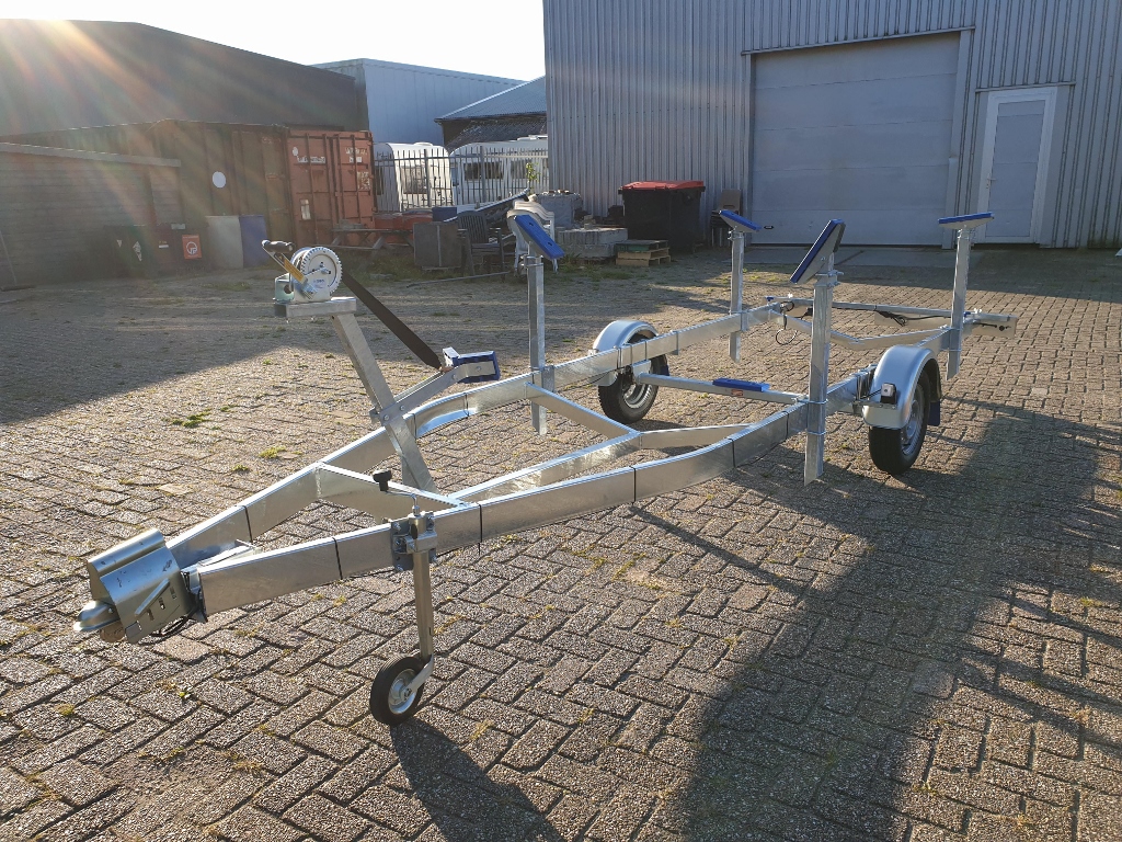 MDbemiddeling's tweet photo. Op zoek naar een nieuwe #trailer ? We hebben diverse trailers op voorraad staan voor uw #sloep of #zeilboot en anders kunnen we ze snel leveren. Prijs v.a. € 999,= voor een nieuwe trailer / event. kantelbaar / ongeremd &amp; geremd tot max 2.300 kg ! https://t.co/zPfuedYSg7