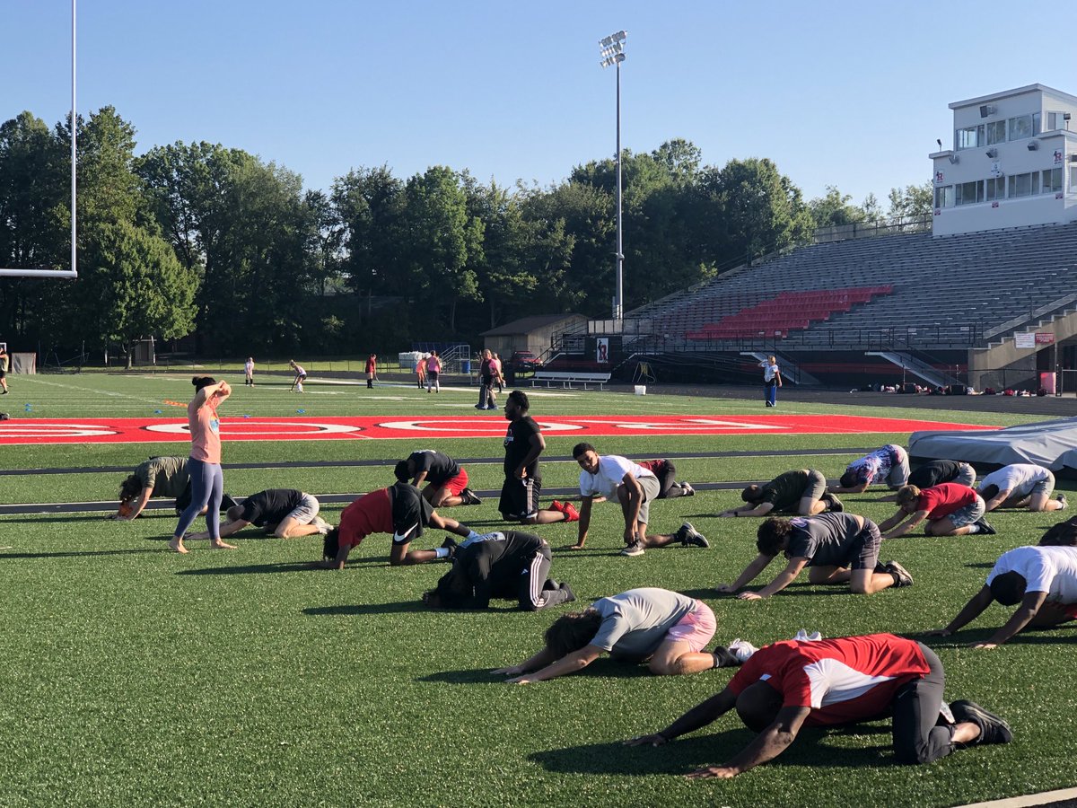 ⁦<a href="/KentRHSFootball/">Kent Roosevelt Football</a>⁩ getting stretched out this morning by Zen Master Sepi!! #KentRiderPride