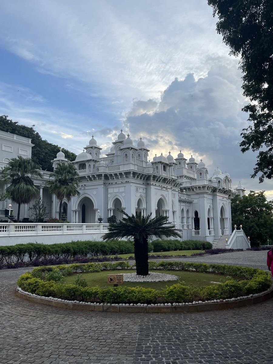 Amit_Shah74's tweet photo. Amazing property and an even more amazing staff. @TajHotels lives upto every bit of it’s reputation at @TajFalaknuma! Special shout out to… Chef Areeb, Abdul Sami, Abdul Nasir, Subham Singh, Rupkona at front desk, Kuldeep at the bar and Rao at the front gate. #RelaxationMode https://t.co/HFmv0KRD0X