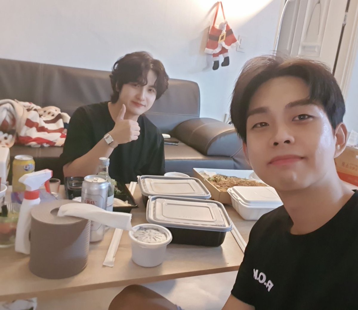 Gweop eat together at yeop's house 🤣
' Today is the day to discipline the youngest ^^'