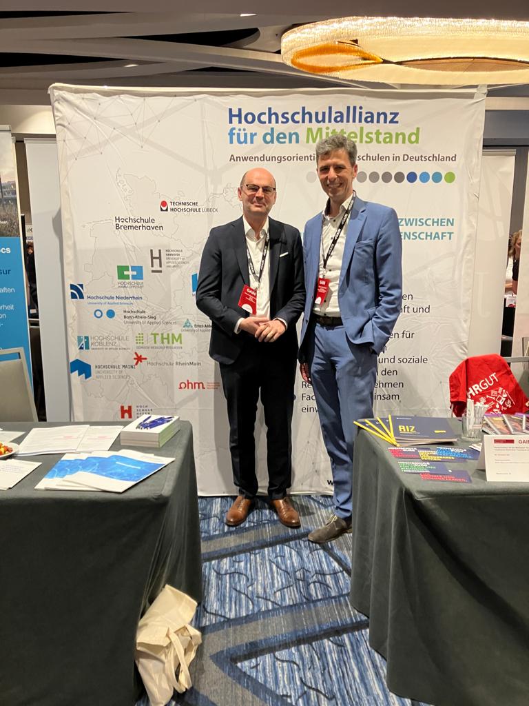 HoAlfM's tweet photo. Die @HoAlfM freut sich über Interessierte am Messestand auf der Talent Fair der #GAIN23. @pr_hb  und @Herzig_TH_Koeln  (#UAS7) führen auch durch den Workshop  "Paths to Professorship at  Universities of Applied Sciences" zusammen mit Prof. Dr. Eva Waller (#HRK_aktuell). #HAW https://t.co/XC1weKe8im