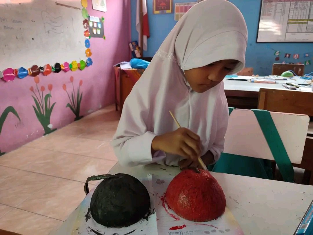 insanmadani_jbi's tweet photo. Pembuatan dasar untuk melukis permainan tradisional engrang batok kelas 2 Sekolah Penggerak SD Insan Madani

(SRP_26)

#GuruHebat
#GuruKreatif
#KurikulumMerdeka
#MerdekaMengajar
#SekolahPenggerak
#SDInsanMadani
#KotaJambi
#SemangatBerkarya https://t.co/5xJz0PsU5b