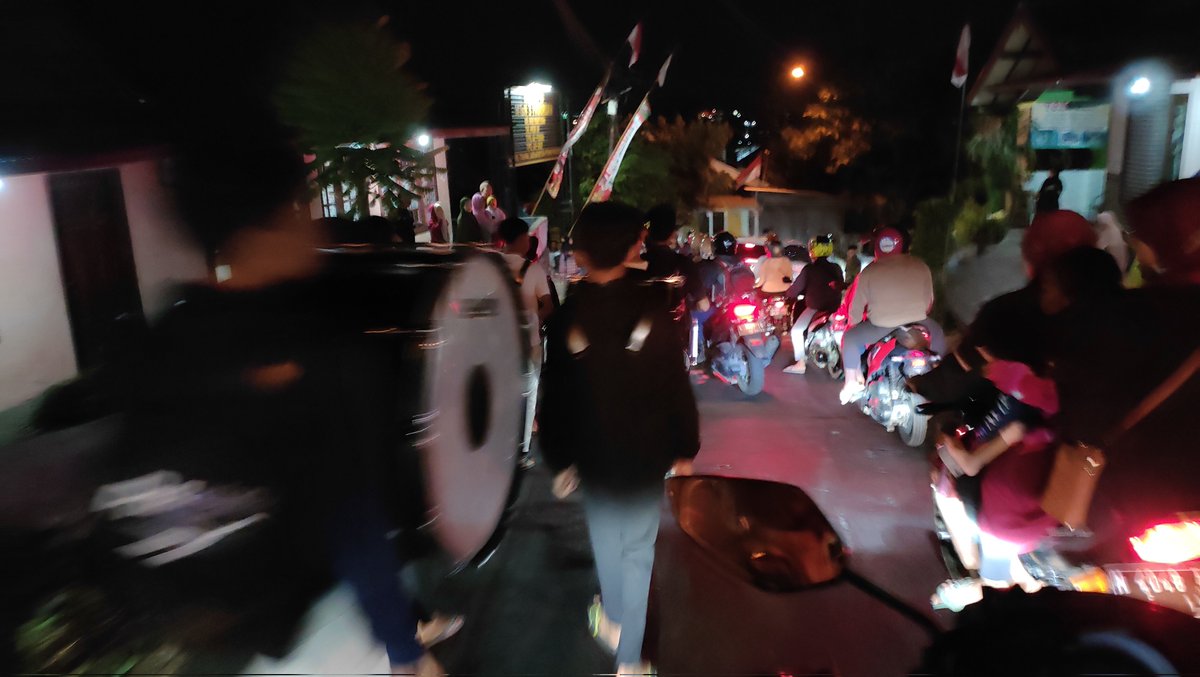 s9un's tweet photo. @e100ss Jl Raya Trawas Prigen, Air Terjun Kakek Bodo. macet parah. ada karnaval di jalan. https://t.co/3TR7mna5Jj