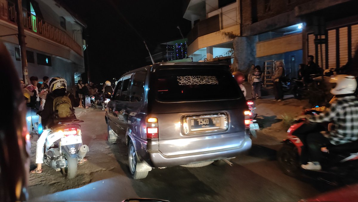 s9un's tweet photo. @e100ss Jl Raya Trawas Prigen, Air Terjun Kakek Bodo. macet parah. ada karnaval di jalan. https://t.co/3TR7mna5Jj